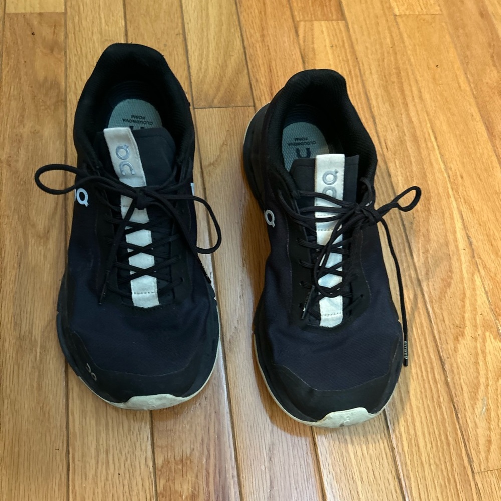 On Cloud Nova size 9 all black with green. Good condition.